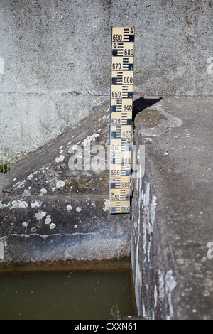 Füllstandsanzeige in der Donau in der Nähe von Passau, Bayern Stockfoto