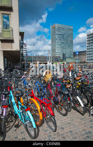 Fahrräder parken am Banegårdpladsen Platz vor dem Hauptbahnhof Kopenhagen-Dänemark-Europa Stockfoto