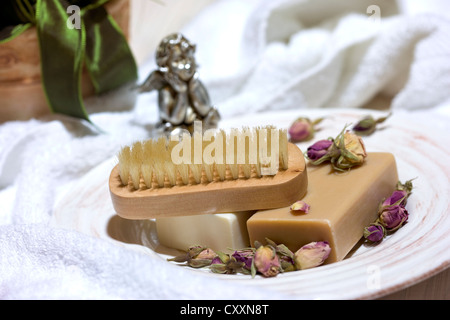 Naturseifen mit Angel, natürliche Pinsel und Rosenblüten Stockfoto