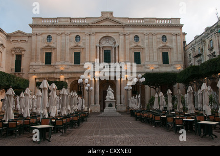 Platz der Republik mit Statue der Königin Victoria vor der Nationalbibliothek, Valletta, Malta Stockfoto