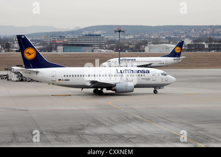 Lufthansa Boeing 737-500 D-ABIH nach Landung und Lufthansa Boeing 737-500 D-ABJB Rollen auf dem Rollfeld, Flughafen Stuttgart Stockfoto