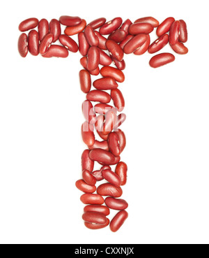 T, Alphabet aus roten Bohnen. auf weiß. Stockfoto