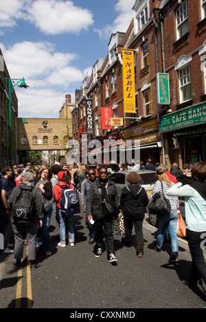 Geschäftige Brick Lane an einem Sonntag, Brick Lane market, Spitalfields, London, England, Vereinigtes Königreich, Europa, PublicGround Stockfoto