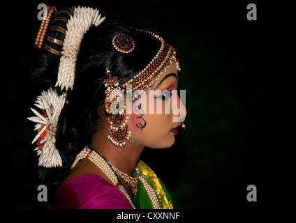 Junges Mädchen mit traditionnellen Malerei und Costum während einer Zeremonie, Periyar, Indien Stockfoto