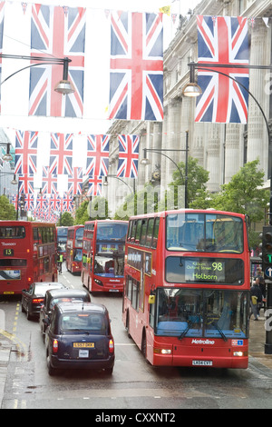 Verkehr in den Regen, Doppeldecker-Busse auf der Oxford Street, Union Jack, Nationalflagge, London, England, Vereinigtes Königreich, Europa Stockfoto