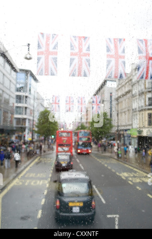 Verkehr in den Regen, Oxford Street, Union Jack, Nationalflagge, London, England, Vereinigtes Königreich, Europa Stockfoto