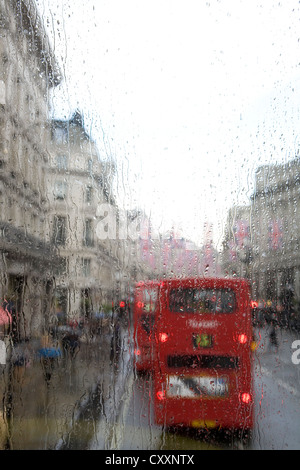 Verkehr im Regen, Doppeldecker Bus, London, England, Vereinigtes Königreich, Europa Stockfoto