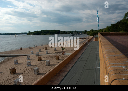 Der Blick über den Strand von "Strandbad Wannsee" in Berlin, Deutschland. Europas größte Binnenland Strand. Stockfoto