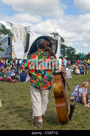 Mann mit Kontrabass an Electric Picnic Stradbally, County Laois, Irland Stockfoto