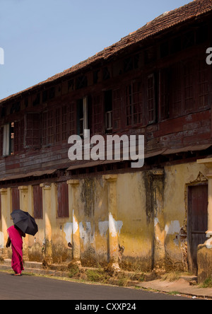Frau im Sari hält ein Dach vorbei-durch eine Straße während A Strike In Fort Kochi, Indien Stockfoto