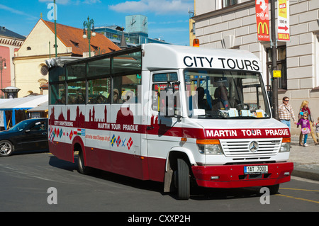 Martin Tour City Tour Minibus an Namesti Republiky Platz Mitteleuropa Prag Tschechische Republik Stockfoto