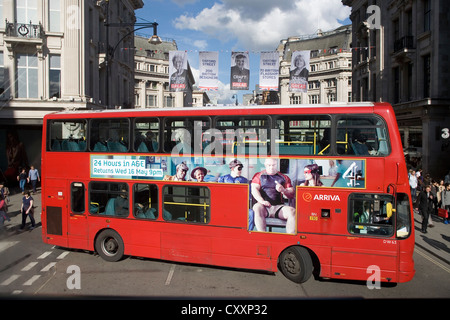 Doppeldecker-Bus mit Werbung, London, England, Vereinigtes Königreich, Europa Stockfoto