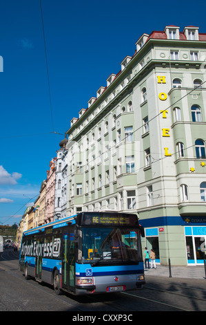 AE Airport Express Bus fährt direkt in Namesti Republiky Platz Mitteleuropa Prag Tschechische Republik Stockfoto