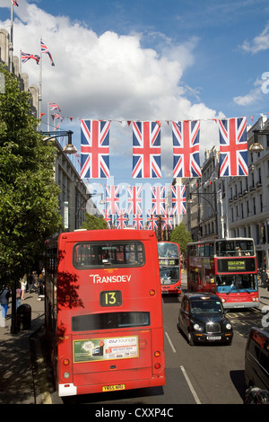 Verkehr auf der Oxford Street, Doppeldeckerbusse, Union Jack, Nationalflagge, London, England, Vereinigtes Königreich, Europa Stockfoto