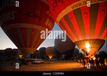 Heißluftballons, die Vorbereitung für den Start, Göreme, Türkei Stockfoto