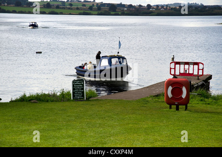 Boote, die Ankunft in Loch Leven Castle Island in der Nähe von Kinross, Schottland. Stockfoto