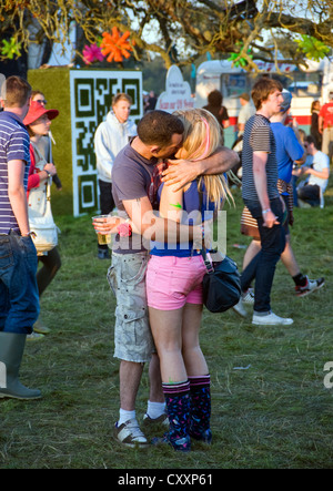 Paar küssen in der Electric Picnic Stradbally, County Laois. Stockfoto