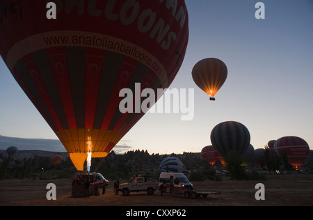 Heißluftballons abheben, Göreme, Kappadokien, Türkei Stockfoto