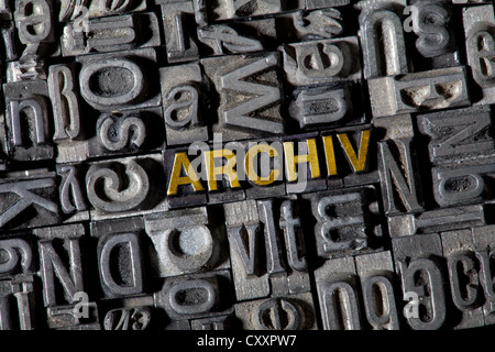 Alten führen Buchstaben das Wort "ARCHIV", Deutsch für Archiv Stockfoto