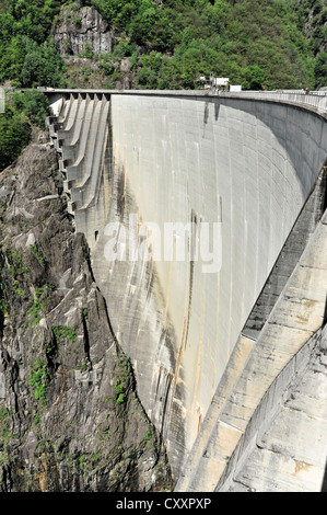 Contra-Staumauer mit Überläufe auf den Seiten, Website der Bungee-Sprung von James Bond im Film Goldeneye, Sprungturm in der Stockfoto