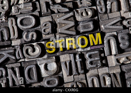 Alten führen Buchstaben das Wort "Strom", Deutsch für Strom Stockfoto