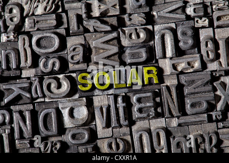 Alten führen Buchstaben das Wort 'SOLAR' Stockfoto