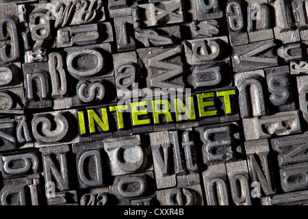 Alten führen Buchstaben das Wort "INTERNET" Stockfoto