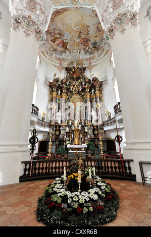 Innere besichtigen, Altarraum dekoriert für die Himmelfahrt-Festival, Pilgrimage Church of St. Peter und Paul Stockfoto