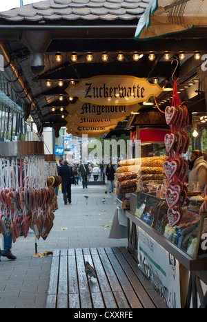 Einem Stand auf dem Weihnachtsmarkt auf der "Zeil" in Frankfurt Am Main, Deutschland, Verkauf von traditionellen deutschen Weihnachten Süßigkeiten Stockfoto