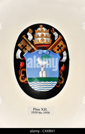 Wappen von Papst Pius XII, 1939-1958, Eingangsbereich von der Basilika und der Wallfahrt Kirche St. Anna, Altötting, Bayern Stockfoto