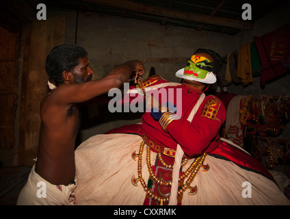 Backstage mit Kathakali Tänzer In Fort Kochin, Indien Stockfoto