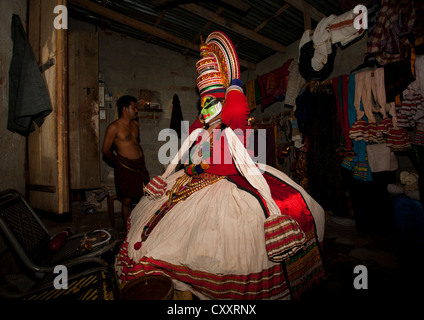 Backstage mit Kathakali Tänzer In Fort Kochin, Indien Stockfoto