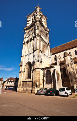 Das Exterieur der Eglise Saint Martin de Clamecy in der Stadt von Clamecy, Burgund. Stockfoto