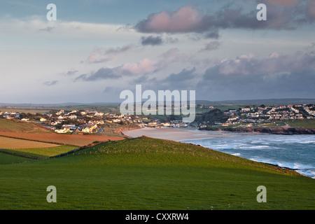 Blick auf die Stadt Polzeath an der Nordküste von Cornwall. Stockfoto