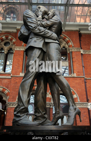 St. Pancras Station, die Treffpunkt-Statue St. Pancras Station, London, England, Großbritannien, UK Stockfoto