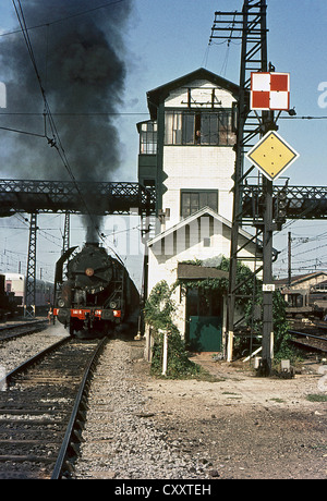 Eines der letzten verbliebenen französischen SNCF 141R 2-8-2 s zieht stark von Narbonne mit Fracht für Spanien gebunden. Stockfoto