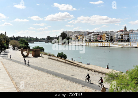 Blick auf den Rio Guadalquivir, Triana-Viertel am Rücken, Sevilla, Andalusien, Spanien, Europa Stockfoto