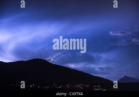 Bedrohliche Wolken und Blitze aus Gewitterwolken über Mt. Patscherkofel bei Innsbruck, Nacht-Szene, Innsbruck, Tyrol Stockfoto