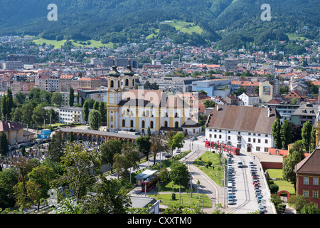 Blick auf Innsbruck, Wiltern Bezirk mit der Wiltener Basilika Wilten Abbey Friedhof, und Hauptstadt von Tirol, Nordkette, Alpen Stockfoto