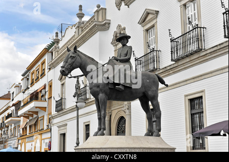 Reiterstatue von Señora Condesa de Barcelona, am Eingang der Maestranza Stierkampfarena, Sevilla, Andalusien Stockfoto