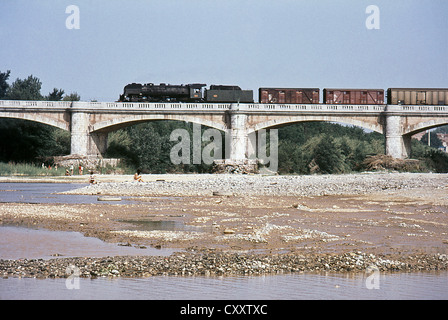 Letzten Dampf wirken auf die SNCF auf der Strecke Perpignan - Cebere. Hier ein 141R Klasse 2-8-2 Köpfe über dem Viadukt in Rivesaltes. Stockfoto