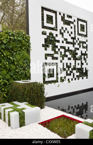 Vertikaler Garten mit QR-Code lebende Wand mit Farnen Panel Zaun Wand gepflanzt Chelsea RHS Blumenschau Gärten 2012 London UK Stockfoto