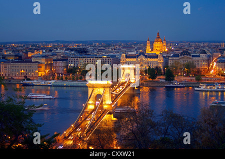 Blick auf Budapest mit der Donau in der Nacht, Kettenbrücke, Gresham Palast, St.-Stephans Basilika, Budapest, Ungarn, Europa Stockfoto