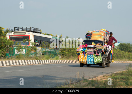 Traveling Verkäufer in ihren überladenen Mobile shop, Verkauf von Kleidung und Haushalt Textilien in Indien unterwegs Stockfoto