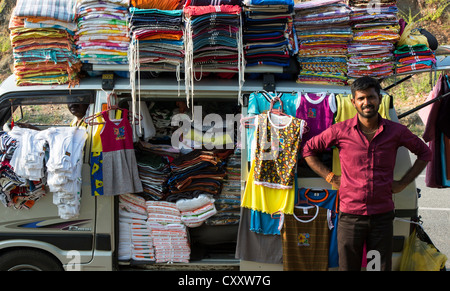 Traveling Verkäufer in ihren überladenen Mobile shop, Verkauf von Kleidung und Haushalt Textilien in Indien unterwegs Stockfoto