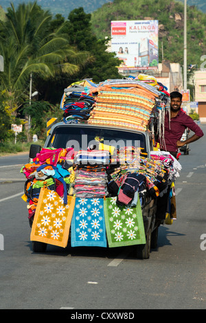 Traveling Verkäufer in ihren überladenen Mobile shop, Verkauf von Kleidung und Haushalt Textilien in Indien unterwegs Stockfoto