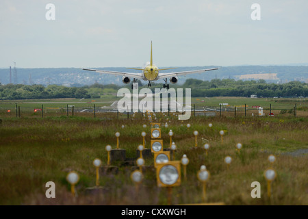 Flugzeug im Landeanflug auf dem Laufsteg Seitenwind Flughafen Köln Bonn, Köln, Nordrhein-Westfalen Stockfoto