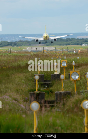 Flugzeug im Landeanflug auf Seitenwind Start-und Landebahn, Flughafen Köln-Bonn, Köln, Nordrhein-Westfalen Stockfoto