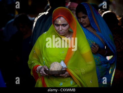 Frauen Gebete tragen Angebote auf Nandi Tempel, Mysore, Indien Stockfoto