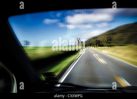 Fahren unter dem Einfluss von Alkohol, fahren auf der linken Seite, Blick vom in einem Auto auf der Straße, fahren schnell, Westküste Stockfoto